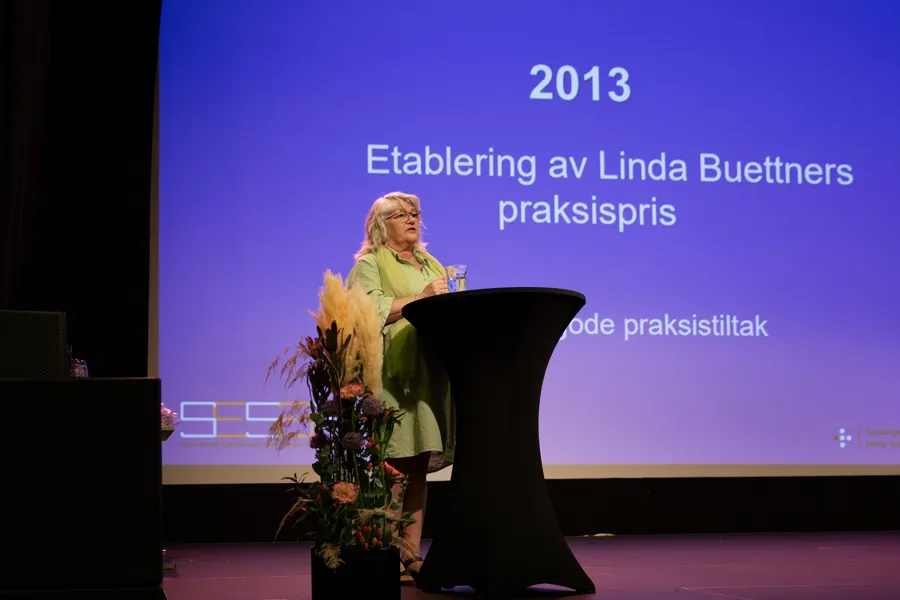 En person som står på en scene