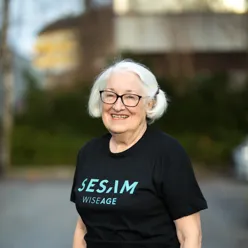 Kvinne smiler til kamera