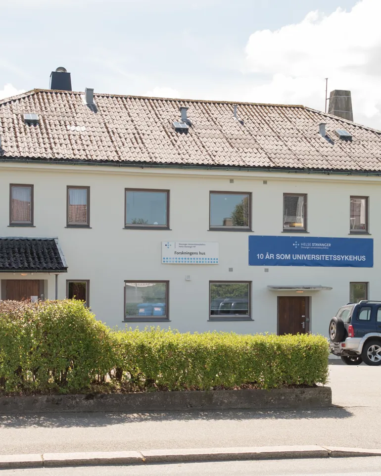 Hvitt hus, med skilt der det står Forskningens hus