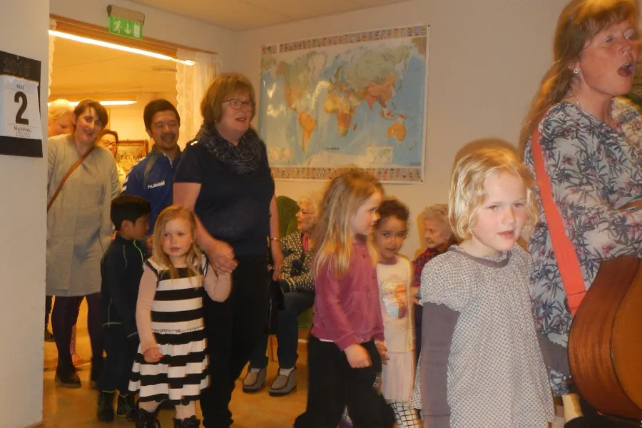 bilde av barn og eldre