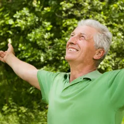 En mann med armene hevet